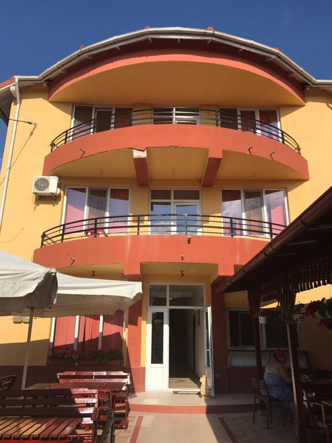 Hotel Talisman Костинешти Экстерьер фото